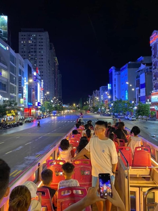 Du khách thích thú khi trải nghiệm xe Bus 2 tầng -CITY SIGHTSEEING Hạ Long