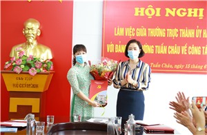 Phó Bí thư Thành ủy Vũ Thị Mai Anh trao Quyết định về công tác cán bộ tại các phường Tuần Châu, Việt Hưng