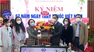 Các đồng chí lãnh đạo Thành phố thăm, tặng quà ngành Y tế nhân kỷ niệm 67 năm ngày Thầy thuốc Việt Nam