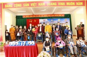 Trao tặng xe lăn và quà cho người khuyết tật có hoàn cảnh khó khăn tại TP Hạ Long