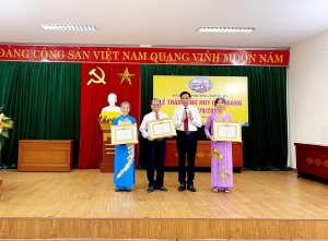 Đồng chí Vũ Văn Diện, Bí thư Thành ủy, Chủ tịch HĐND thành phố trao huy hiệu đảng dịp 2/9 tại phường Hồng Hà