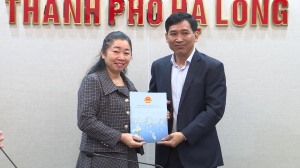 Trao quyết định nghỉ hưu cho đồng chí Nguyễn Thị Loan, Trưởng Phòng Lao động, Thương binh và Xã hội Thành phố