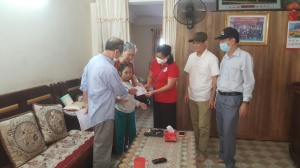 Hội Chữ thập đỏ phường Bãi Cháy tặng 60 suất quà nhân Tháng Nhân đạo năm 2022