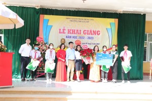 Quỹ Bảo trợ trẻ em, Đoàn Thanh niên ngân hàng Vietcombank Quảng Ninh tặng quà thầy trò trường THCS Lê Lợi nhân ngày khai giảng năm học mới 