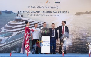 Bàn giao “siêu” du thuyền nghỉ đêm lớn nhất trên Vịnh Hạ Long