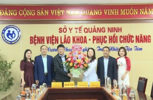 Các đồng chí lãnh đạo TP thăm, tặng quà các đơn vị ngành Y nhân Ngày Thầy thuốc Việt Nam