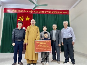 Ban trị sự giáo hội phật giáo thành phố Hạ Long, trụ trì chùa Vân Phong trao quà tết cho đối tượng hội viên hội người mù và hỗ trợ đỡ đầu cho trẻ em có hoàn cảnh khó khăn.
