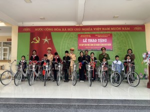  Phòng Cảnh sát giao thông, Công an tỉnh Quảng Ninh tổ chức tặng quà cho trẻ em có hoàn ảnh khó khăn trên địa bàn .xã Bằng Cả