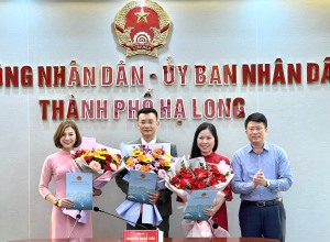Trao Quyết định của UBNDTP Hạ Long về việc bổ nhiệm viên chức quản lý