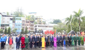 Đoàn đại biểu Tỉnh, Thành phố Hạ Long dâng hương tại Đài tưởng niệm các Anh hùng Liệt sĩ