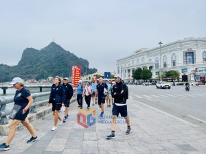 Đoàn thủy thủ Cuộc đua Clipper Race thích thú trải nghiệm Free Walking Tour Ha Long 