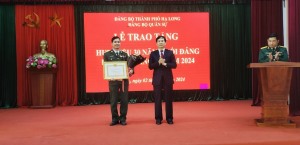 Trao tặng huy hiệu 30 năm tuổi Đảng cho Đảng viên thuộc Đảng ủy Quân sự Thành phố