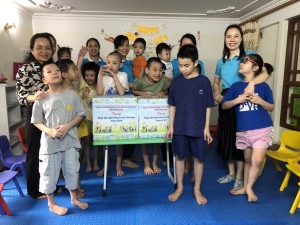 Đồng chí Nguyễn Thị Vân Hà, PCT TT HĐND thành phố thăm, tặng quà người khuyết tật