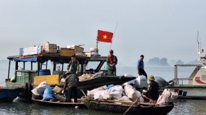 Thu gom trên 1500m3 rác thải trong tháng cao điểm làm sạch vịnh Hạ Long