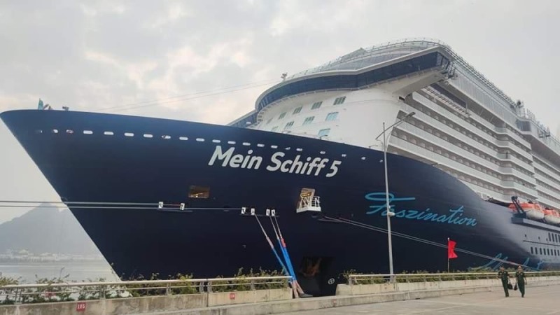 Tàu biển cao cấp Mein Schiff 5 (quốc tịch Malta) đưa du khách đến Hạ Long