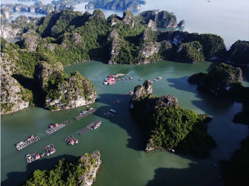 Khách quốc tế chèo kayak ngắm làng chài nổi trong lòng di sản thế giới
