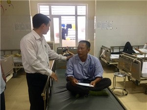 LÃNH ĐẠO THÀNH PHỐ THĂM, ĐỘNG VIÊN CÁN BỘ BỊ HÀNH HUNG KHI ĐANG LÀM NHIỆM VỤ