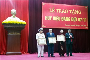 THÀNH ỦY HẠ LONG TRAO HUY HIỆU ĐẢNG ĐỢT 7/11