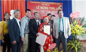 Đồng chí Phạm Hồng Hà, Chủ tịch UBND Thành phố chúc thọ người cao tuổi phường Cao Thắng