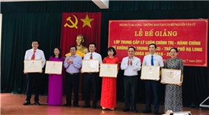 Bế giảng lớp trung cấp chính trị C 233- khoá học 2018-2019