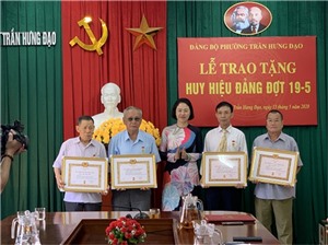 Đảng bộ phường Trần Hưng Đạo: Trao tặng Huy hiệu Đảng đợt 19-5