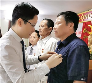 Đảng bộ Khối Doanh nghiệp: Tổ chức trao tặng Huy hiệu Đảng và kỷ niệm ngày sinh nhật Bác