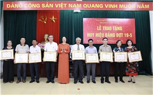 Đảng bộ phường Bạch Đằng: Tổ chức trao Huy hiệu Đảng dịp 19/5