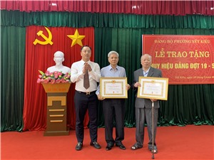 Đảng bộ các phường: Yết Kiêu, Hà Khánh: Trao tặng huy hiệu đảng dịp 19/5