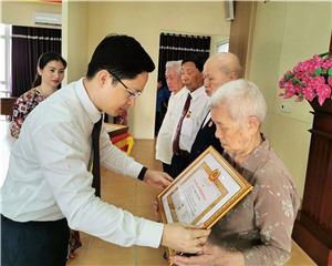 Đảng bộ phường Cao Xanh: Trao Huy hiệu Đảng đợt 19-5 cho 17 đảng viên