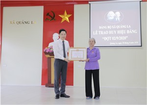 Đồng chí Phạm Lê Hưng, Phó Bí thư Thành ủy trao Huy hiệu Đảng dịp 2/9 cho đảng viên xã Quảng La