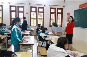 Đồng chí Vũ Thị Mai Anh, Phó Bí thư thường trực Thành ủy kiểm tra công tác phòng chống dịch tại 1 số trường học