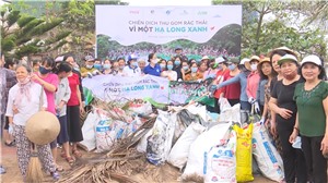 Hội phụ nữ Thành phố Hạ Long thu gom rác thải trên bãi biển