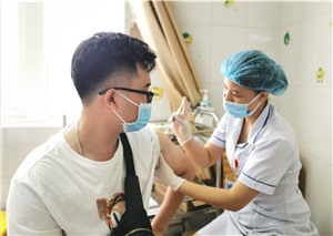 TP Hạ Long: tiêm vắc-xin phòng COVID-19 cho 300 người lao động ở các cơ sở lưu trú