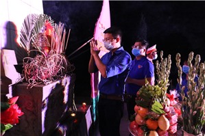 Lễ dâng hương và Thắp nến tri ân các anh hùng liệt sỹ tại nghĩa trang phường Việt Hưng