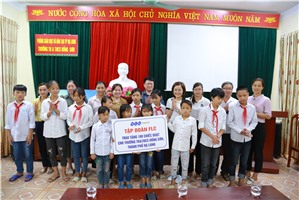 Tập đoàn FLC tặng 100 chiếc quạt cho trường Tiểu học và THCS Đồng Sơn