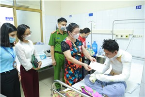 Thành phố Hạ Long thăm, hỗ trợ bệnh nhân vụ hỏa hoạn