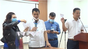 Người dân khu chung cư cũ phường Bạch Đằng bốc thăm chọn căn hộ tái định cư