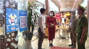 Phường Hà Khẩu kiểm tra việc quét mã QR tại các cơ sở SXKD, ra quân đảm bảo trật tự đô thị