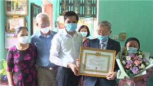 Hạ Long tổ chức trao huy hiệu Đảng đợt 7/11/2021