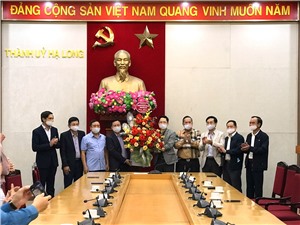 Thành phố chúc mừng đồng chí Phạm Lê Hưng, Phó Bí thư Thành ủy nhận công tác mới tại thị xã Quảng Yên