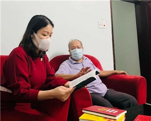 Đồng chí Trưởng Ban Tuyên giáo Thành ủy thăm, chúc sức khỏe nhà thơ Trần Nhuận Minh