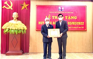 Hạ Long tổ chức trao huy hiệu Đảng đợt 03/02/2022