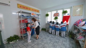 Ấm áp nghĩa tình “siêu thị đồng phục 0 đồng” tại trường Tiểu học Hạ Long