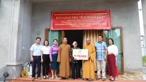 Bàn giao nhà “Đại đoàn kết” cho hộ bảo trợ xã hội tại phường Việt Hưng 