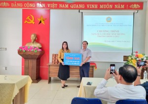 Cụm thi đua miền Tây Tòa án nhân dân tỉnh tổ chức tặng quà tại xã Đồng Lâm