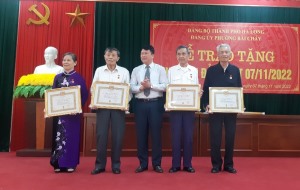 Phường Bãi Cháy tổ chức trao Huy hiệu Đảng đợt 7/11/2022