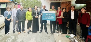 Trao tiền hỗ trợ sửa chữa nhà đại đoàn kết cho các hộ nghèo có hoàn cảnh khó khăn trên địa bàn TP