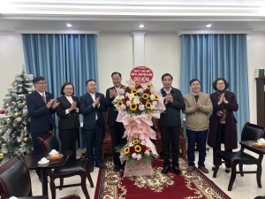 Đồng chí Bí thư Thành ủy, Chủ tịch HĐND thành phố Vũ Văn Diện thăm, tặng quà giáo xứ Hòn Gai