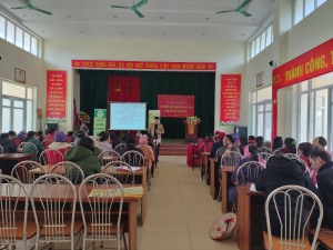 Hội Nông dân xã Dân Chủ tổ chức tập huấn về kỹ thuật sử dụng hiệu quả phân bón trên cây trồng.