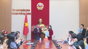 Trao quyết định UBND TP về việc điều động và bổ nhiệm công chức lãnh đạo quản lý